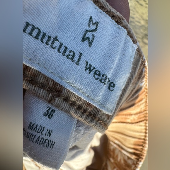 **SOLD**Hawaiian style cargo shorts**SOLD** - Picture 3 of 3